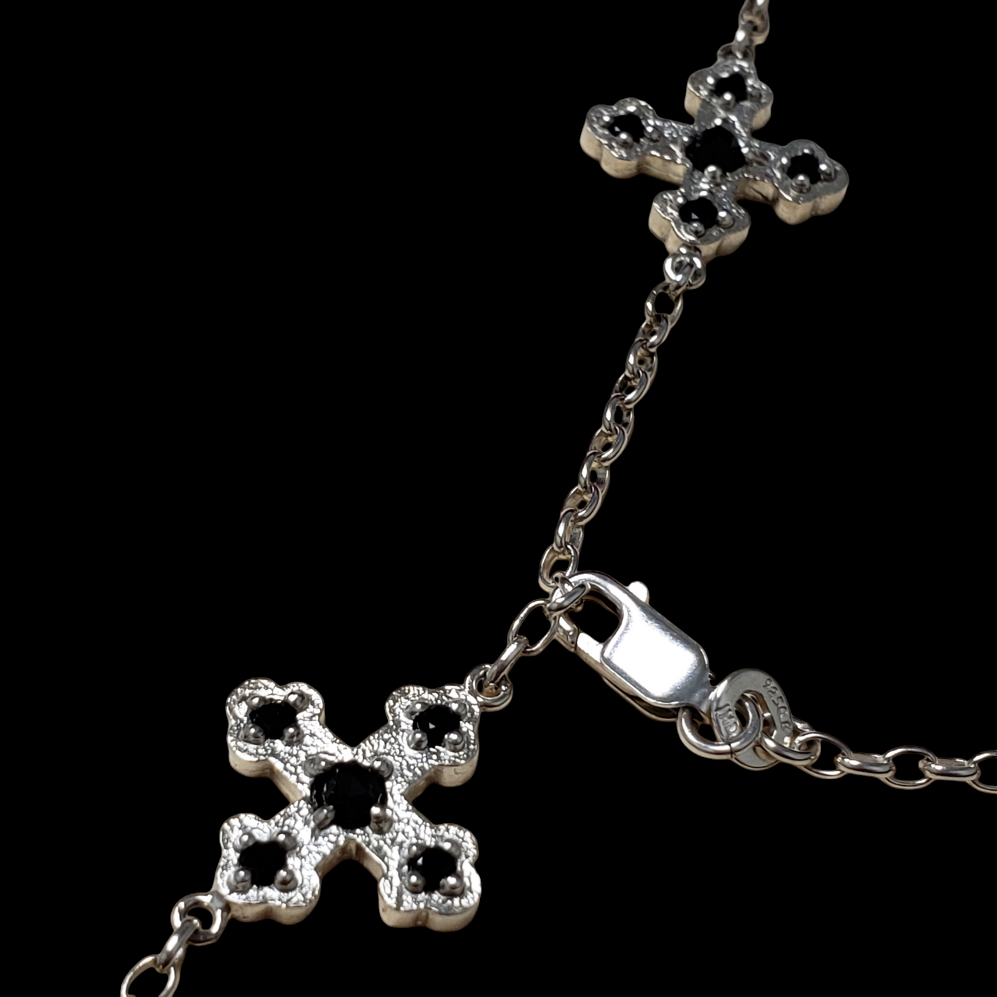 Schwarze Spinell-Kreuz-Halskette
