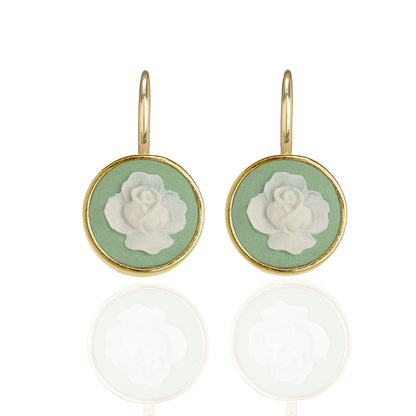 Ohrringe mit Kamee-Anhänger und Rosen