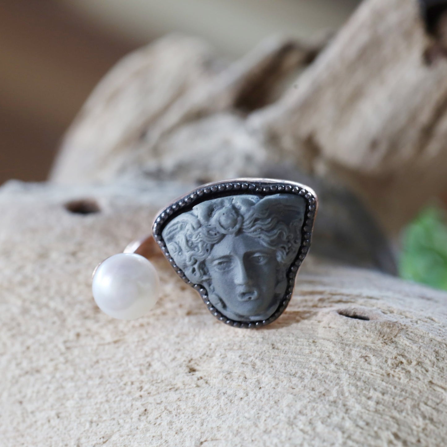 Griekse Medusa Camee Ring met Zoetwaterparel